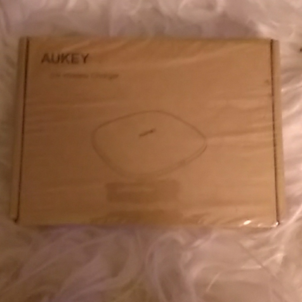 NWT Aukey wireless charging pad 5w